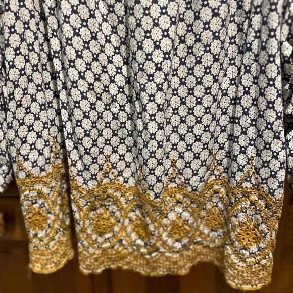 113. WOMENS FEVER L DETAIL TOP - Picture 7 of 8